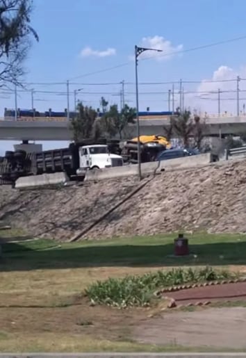 Tráiler vuelca en puente La Concordia