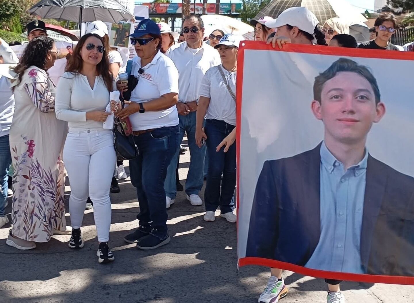 Mamá de Carlos Emilio en protesta pacífica