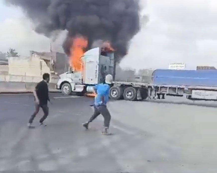 4gqcngvk3jcdfbcyc7zgdimgim-1 Bloqueos y violencia en Colima tras enfrentamiento en Tecomán