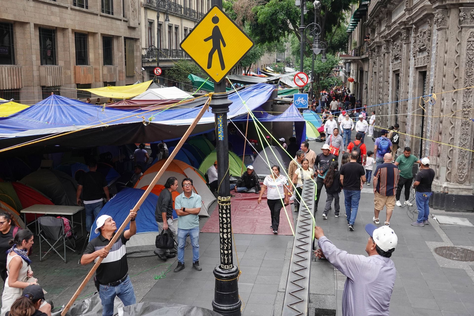 cymvyhz6lnd2rdwukqyvs65jfu Integrantes de la Coordinadora Nacional de Trabajadores de la Educación (CNTE) en plantón en CDMX.