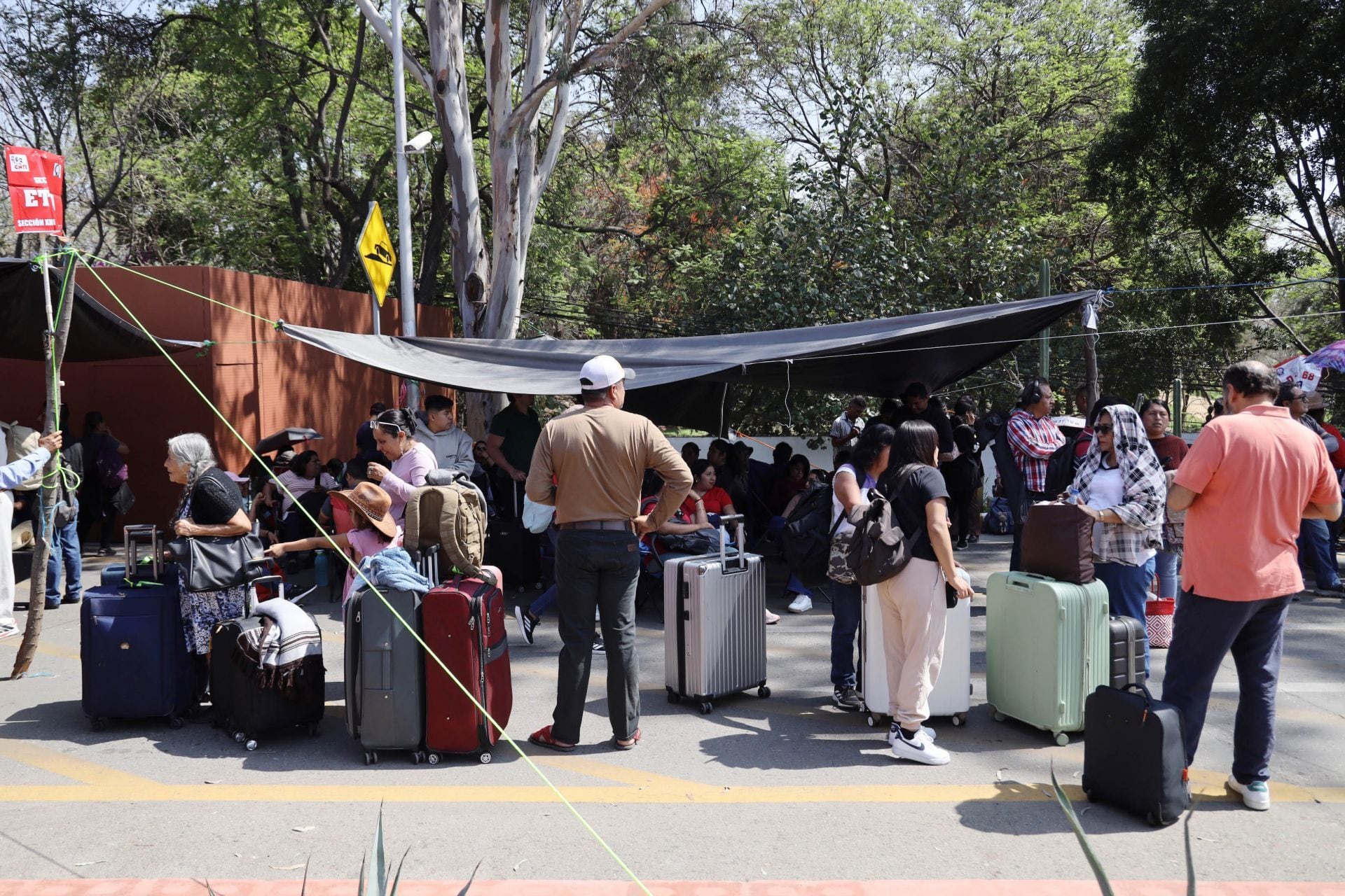 e4dstqlop5hkfaqiuvwj4g33di Sección 22 de la CNTE bloquea el Aeropuerto Internacional de Oaxaca.
