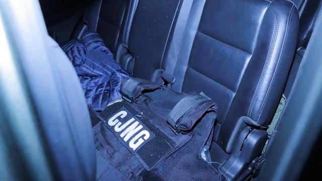 eu2eci5xdjkvtp4j3b53tevpee Un chaleco con las siglas del Cártel Jalisco Nueva Generación en un automóvil decomisado por autoridades federales.