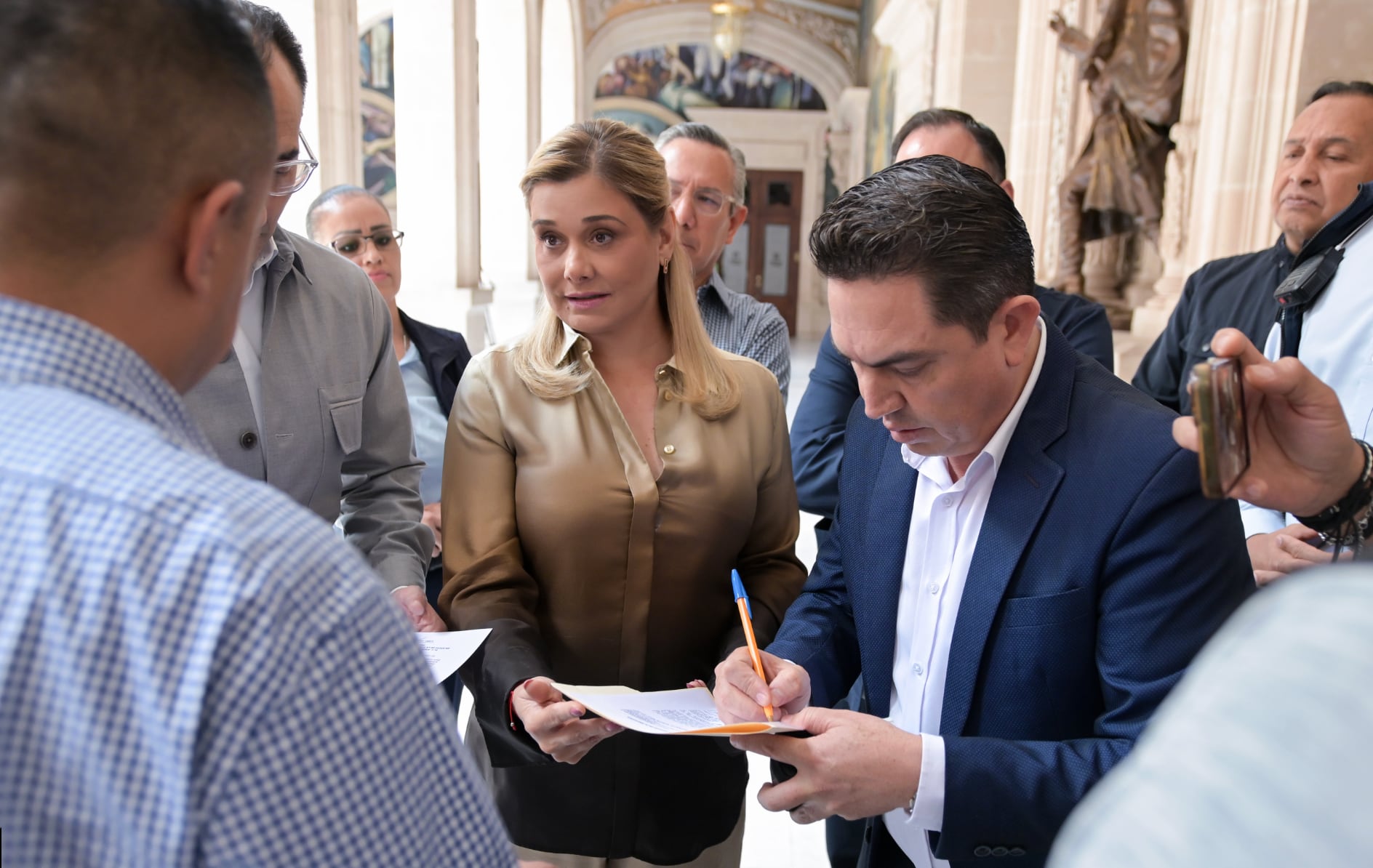Maru Campos calificó como persecución política el citatorio emitido por la FGR
