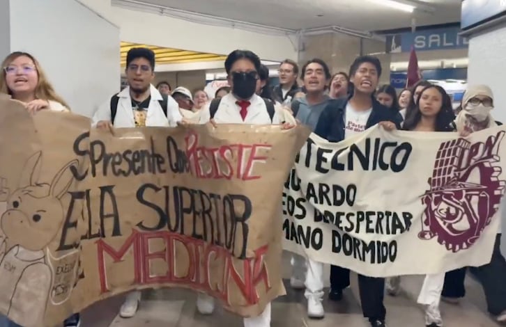 kwcq2w24cveejl6cftnfrawte4-2 Estudiantes del IPN se manifiestan en la estación Normal del Metro