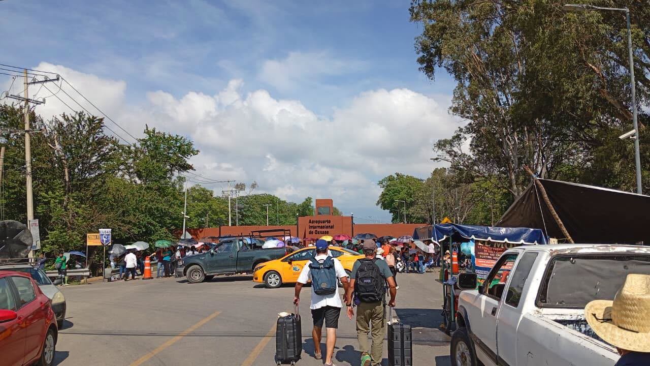 Sección 22 de la CNTE bloquea accesos al Aeropuerto Internacional de Oaxaca