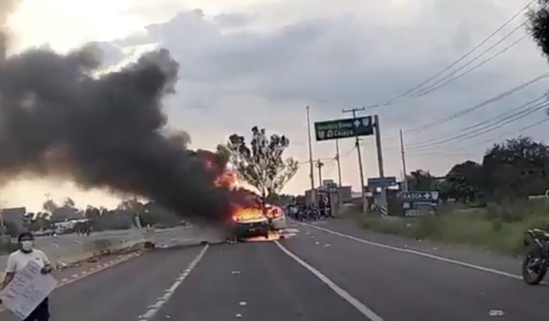 2wjdnxfejfbtxhfsf4zf5mkzvm Bloqueo en Celaya deja autos incendiados tras protesta por joven asesinado