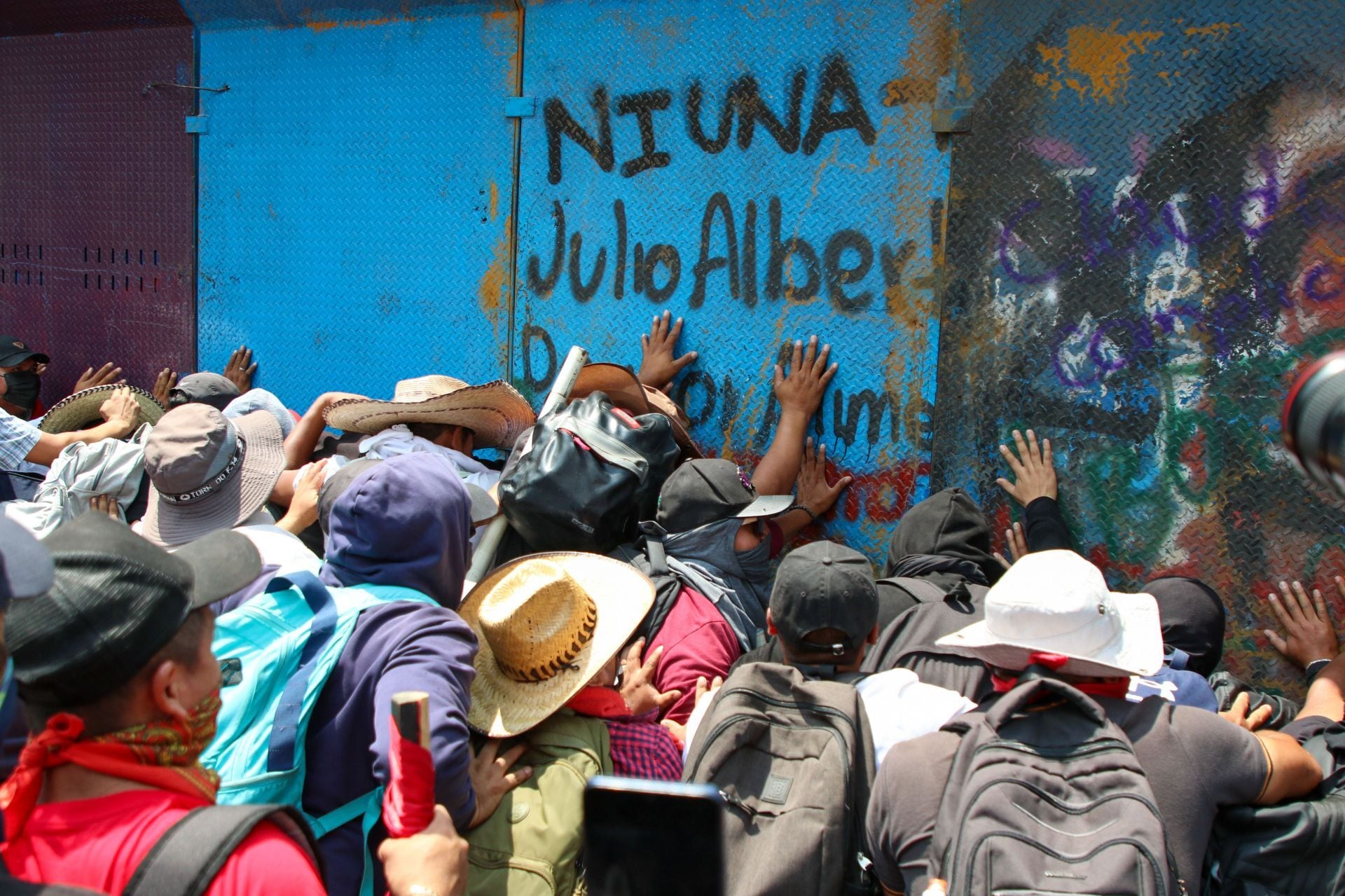 2ybaqdrcdnc3hpkgbvzqvtw3ji-1 Protesta de la CNTE deja un herido por cohetones en CDMX