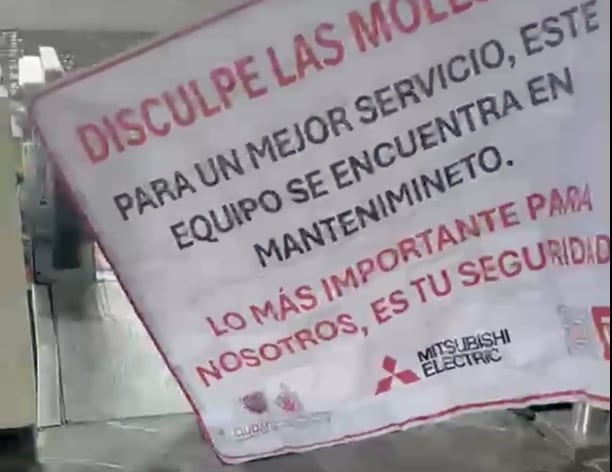 Escaleras eléctricas de Metro Chabacano cerradas