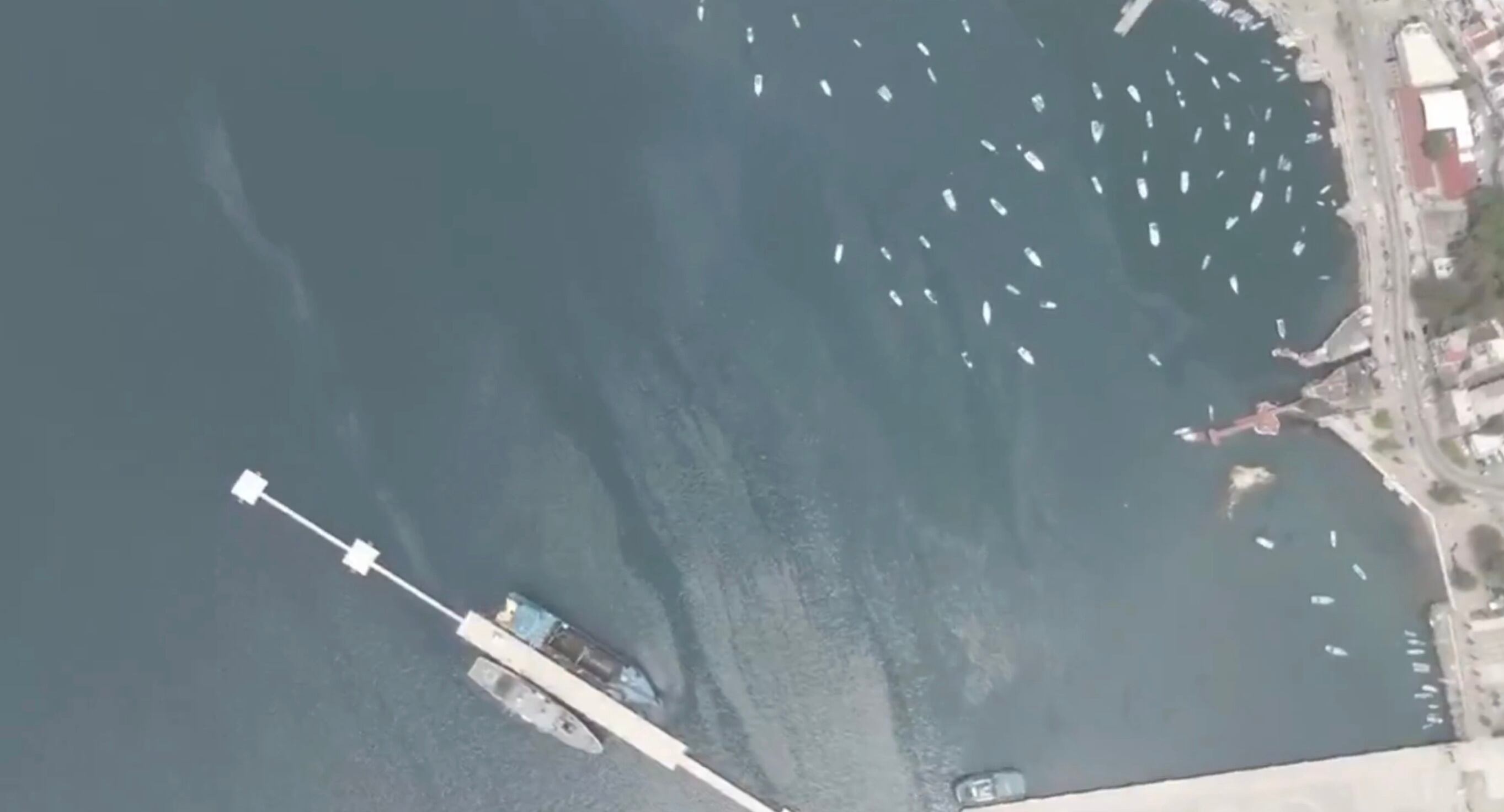 Pemex busca el origen del derrame que afecta aguas de Bahía de Manzanillo