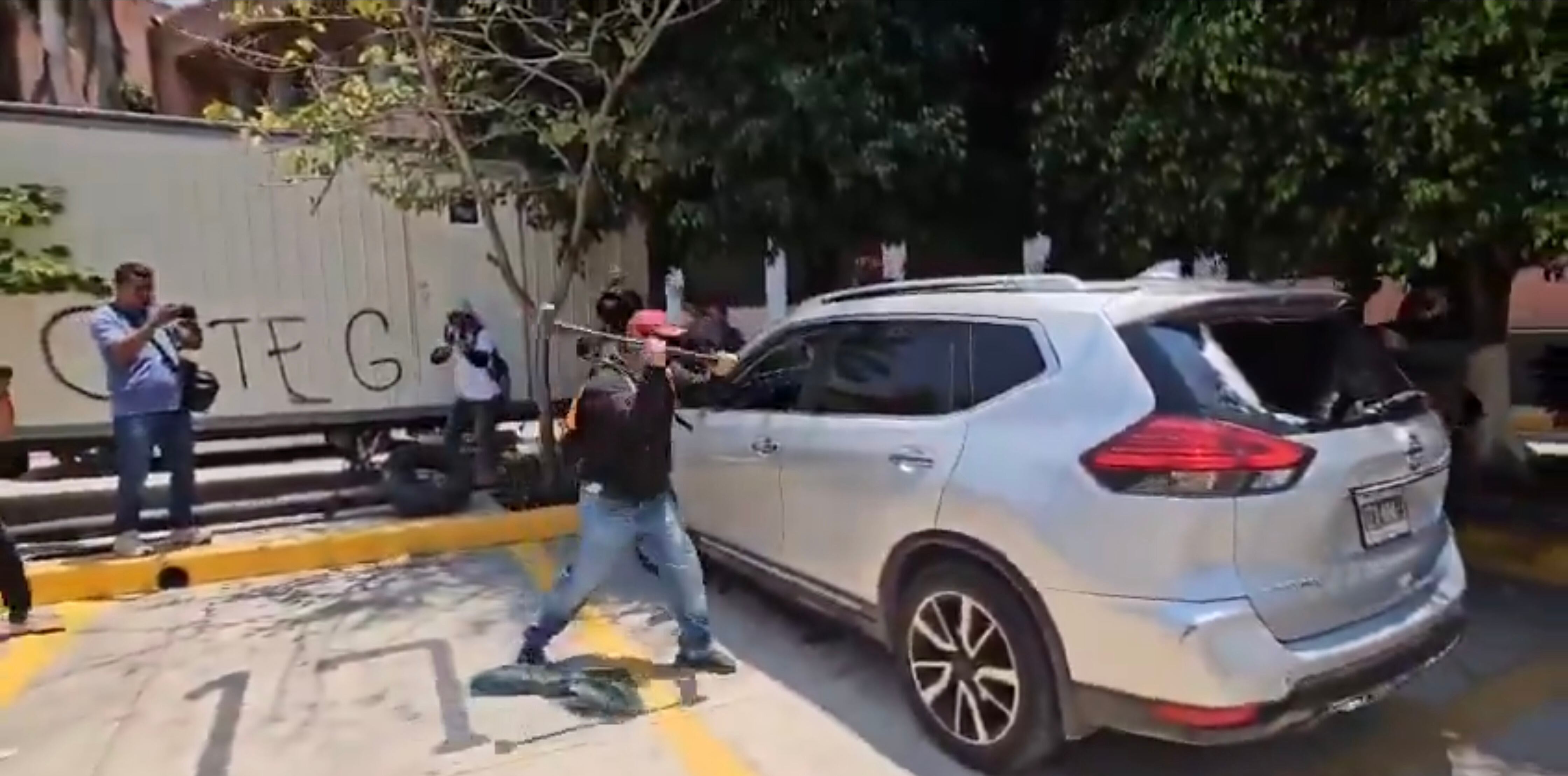 6e6g2zfnpvcslje4kochovv6cu CETEG ingresa al Congreso de Guerrero y causa destrozos a 12 vehículo