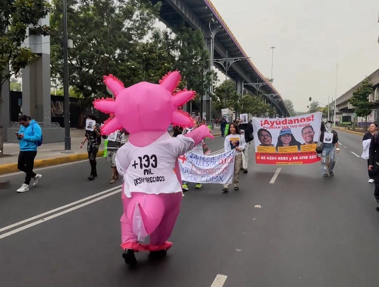 Un ajolote buscador aparece en protesta de madres buscadoras en CDMX