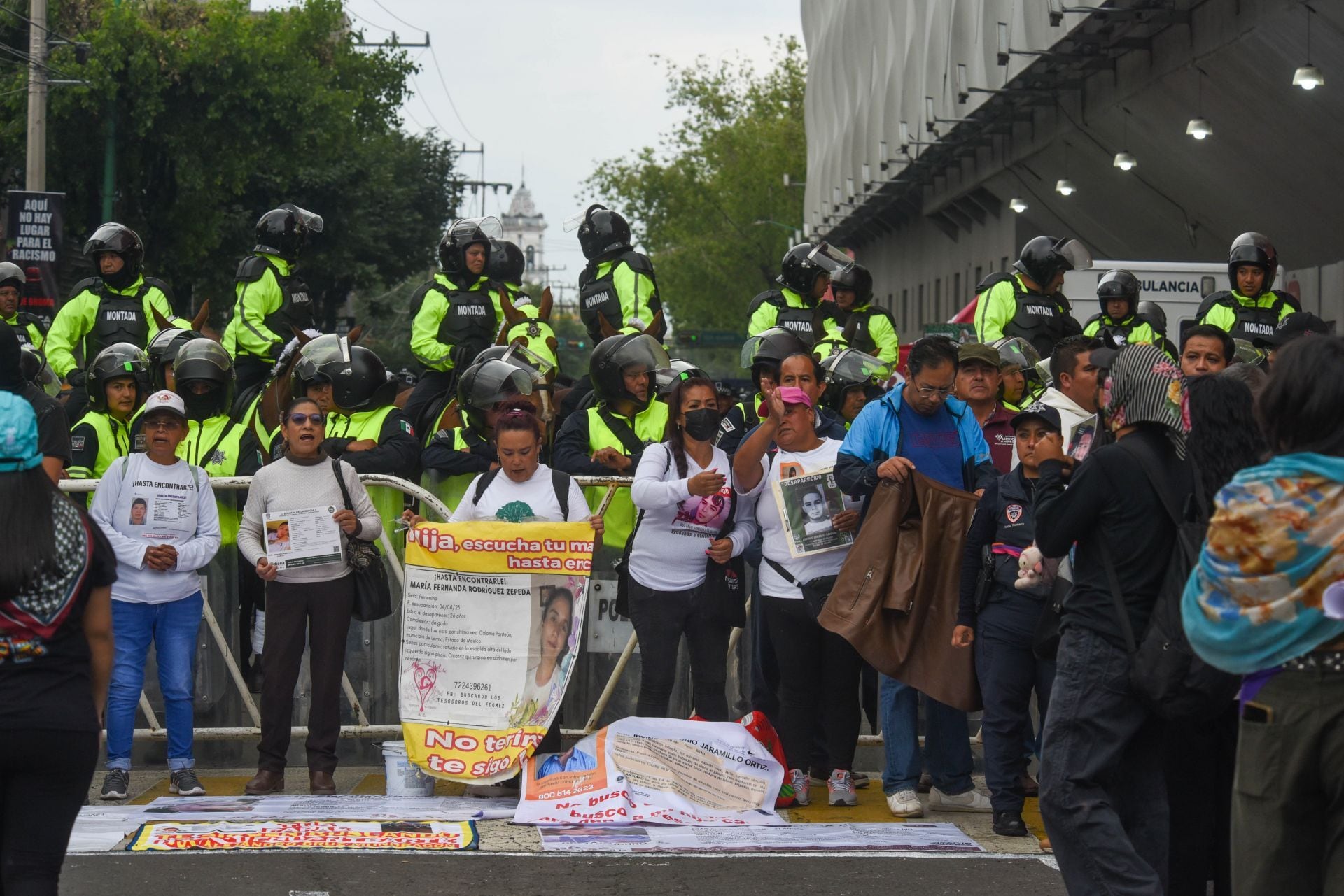 7p2335jmsrazlllghdm3zzj7re Madres Buscadoras protestan afuera de Estadio Nemesio Diez