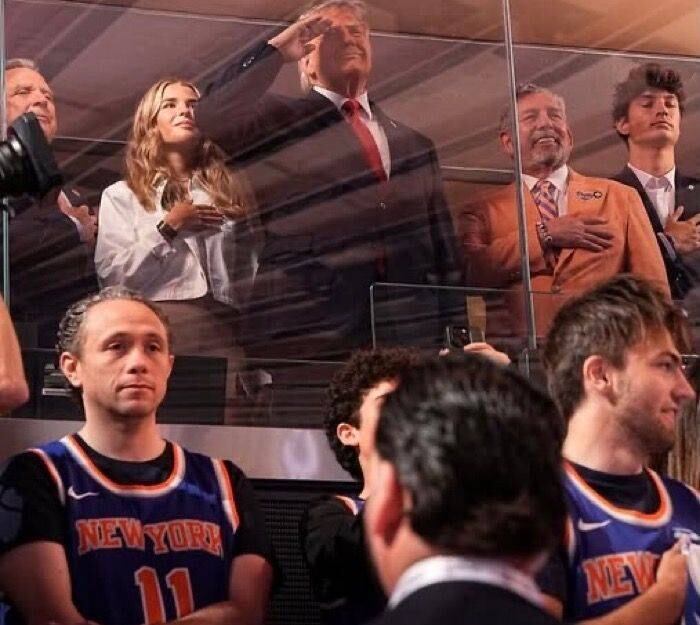 Héctor Contreras Mercader en partido de la NBA junto a Trump