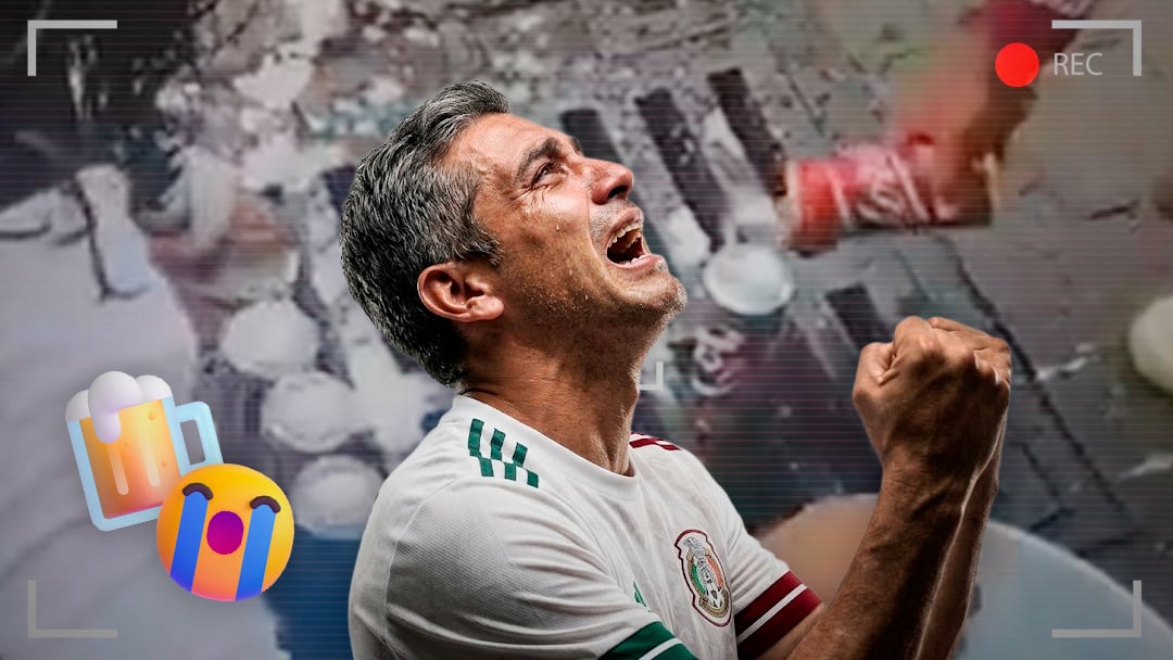 César Cravioto muestra decomiso de cerveza por Ley Seca en el Zócalo; autoridades la tiran al drenaje