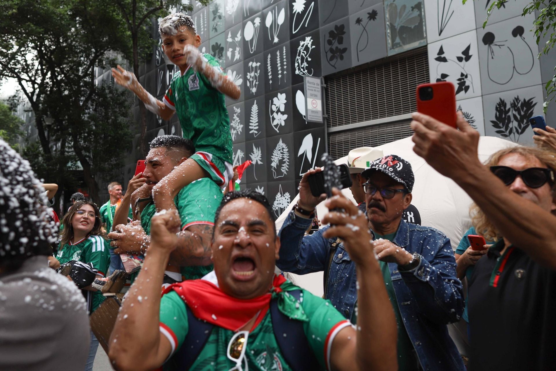 bc36e3wwvfav7aaxyuidfickqi-1 Lluvias no detienen festejo por triunfo de México en inauguración del Mundial 2026