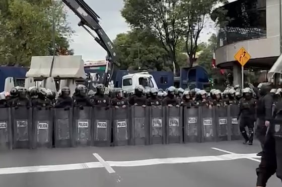 Elementos de la SSC bloquean calzada Tlalpan para impedir que la CNTE se dirija al Estadio Ciudad de México.