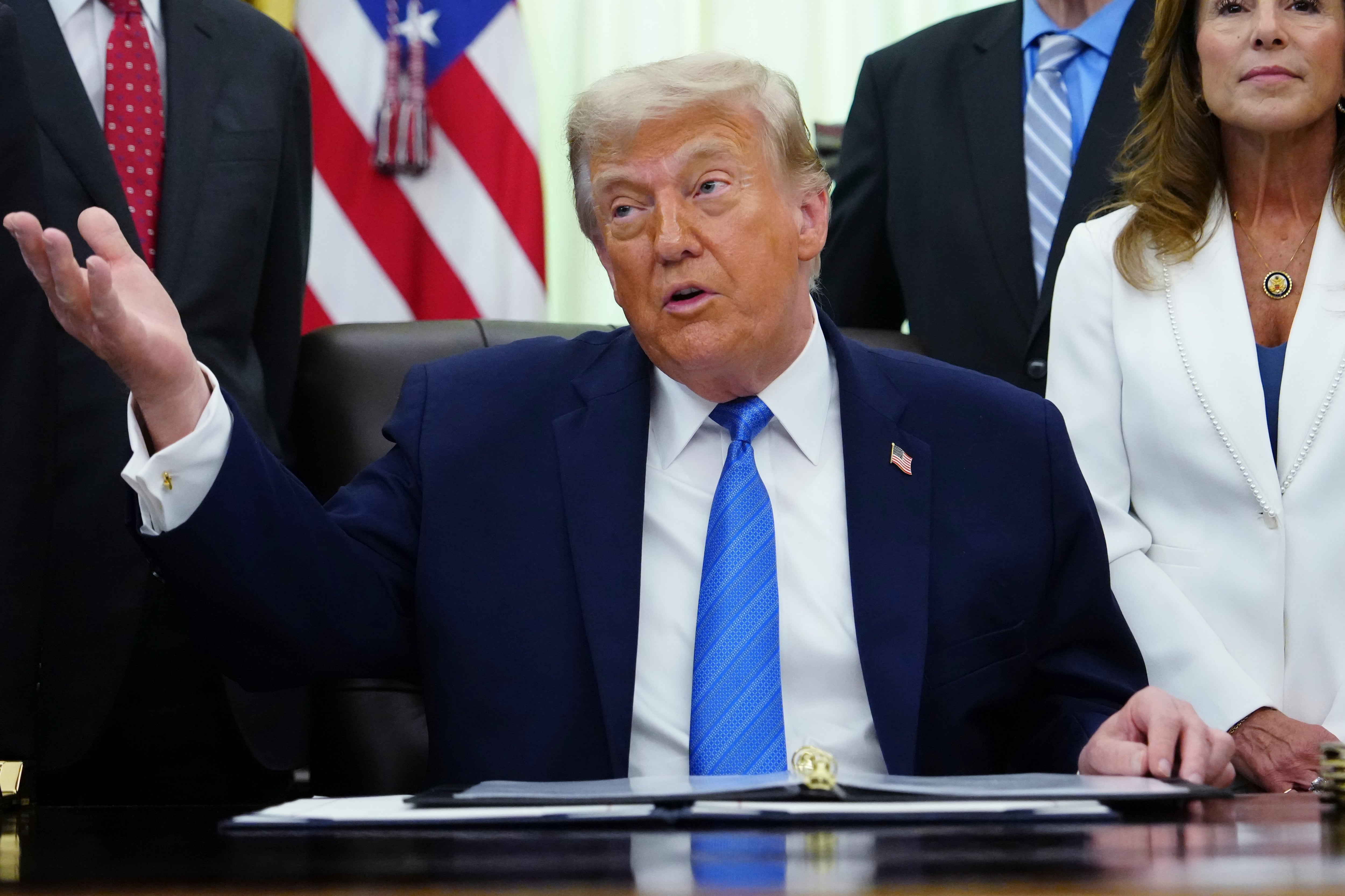 Trump señala que México y Canadá tienen que tratar mejor a Estados Unidos, ello mientras se negocia el T-MEC