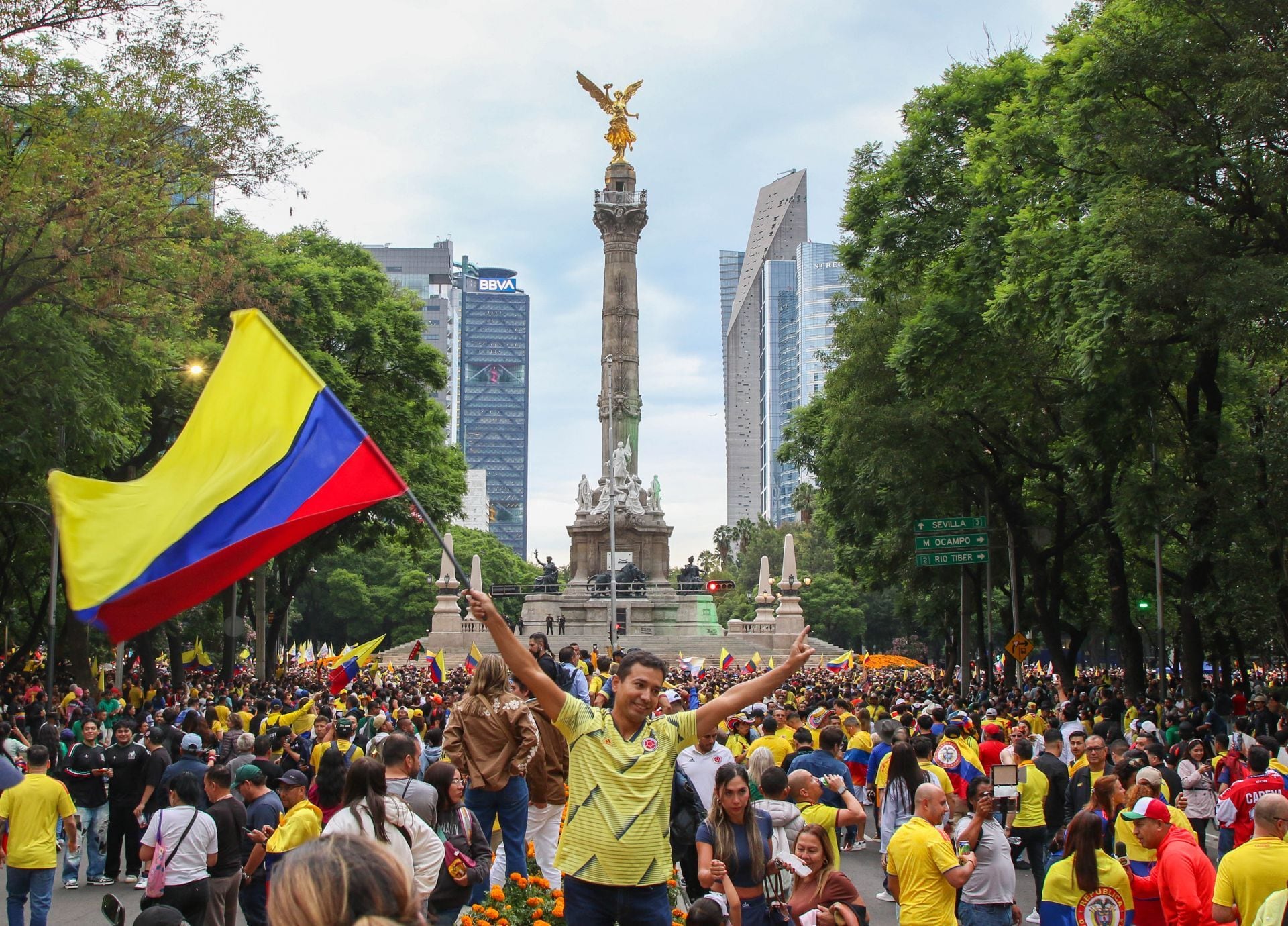 Aficionados de la Selección de Colombia se reunieron en el Ángel de la Independencia