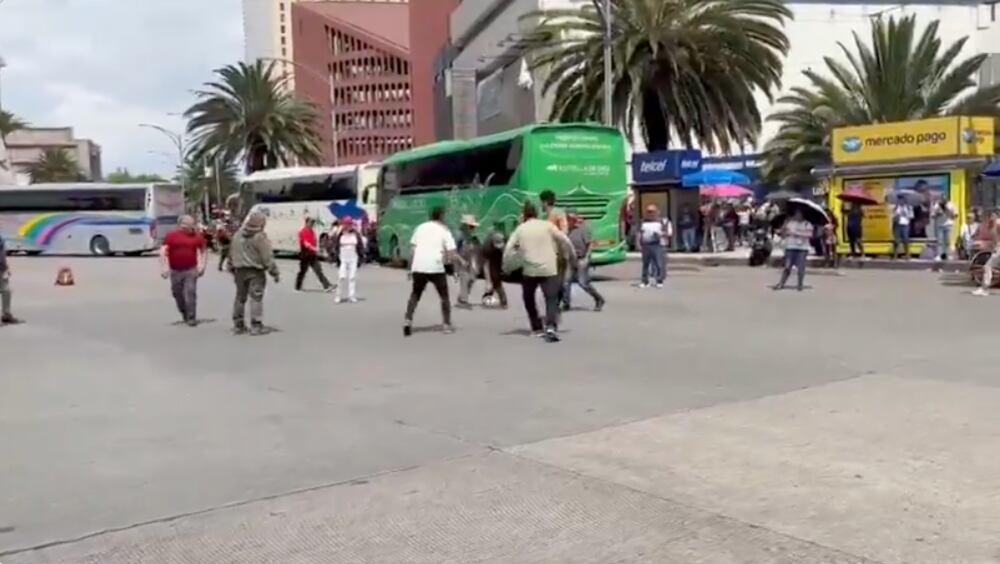 g76wtkardjcvnaxnjnk6gouxuy Maestros de la CNTE convierten El Caballito en cancha de futbol