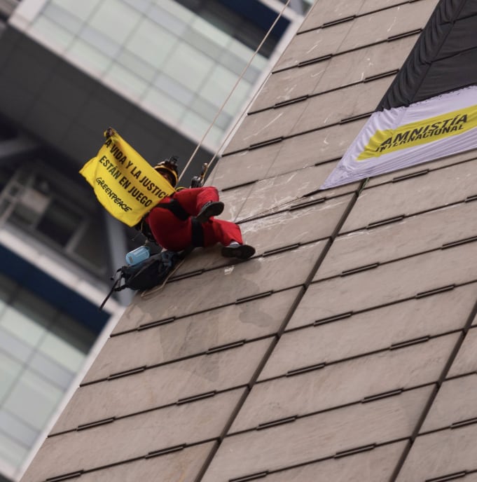 Greenpeace México coloca enorme manta en Estela de Luz