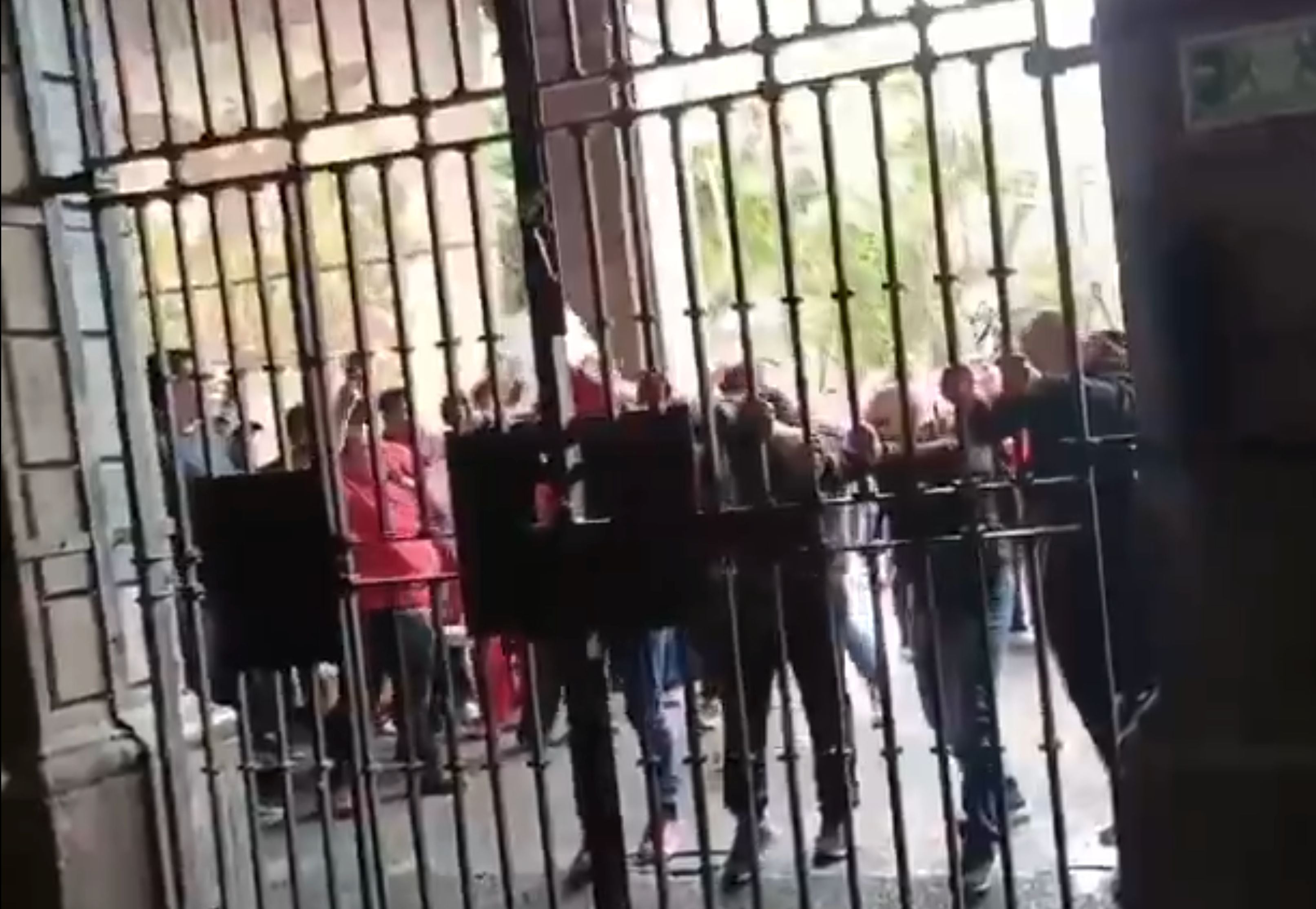 CNTE protesta en Cuernavaca e intenta derribar puertas del Palacio de Gobierno