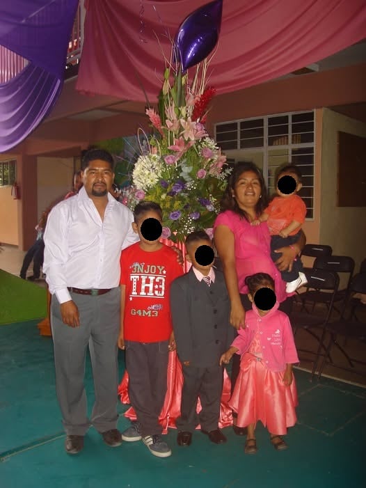 ktwbkj2zlrawfansp7knah6q4e Proceso Columbo González González con su esposa y sus cuatro hijos.