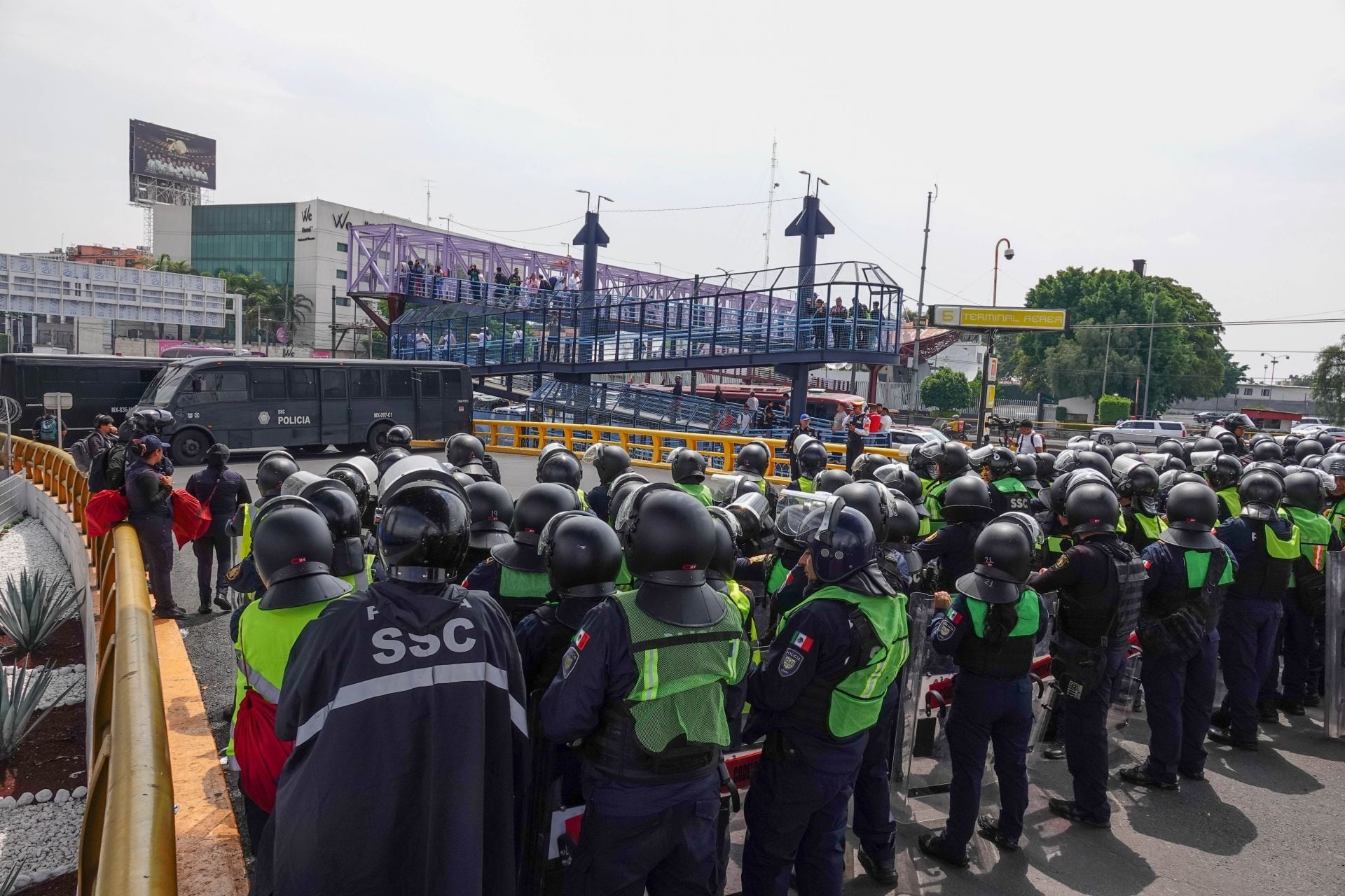 l57ocytvujec5iwuq65dnrm4ia-1 Operativo en el AICM por protesta de la CNTE