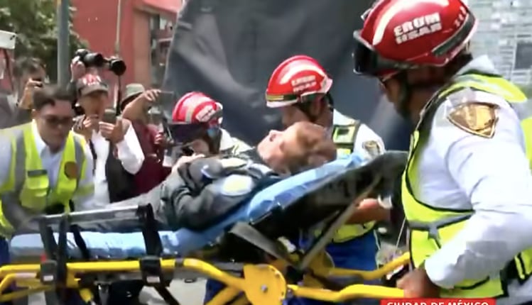 lisf5nvxy5guvj25uwyfkny7ma Mujer policía se desmaya durante actos vandálicos de la CNTE