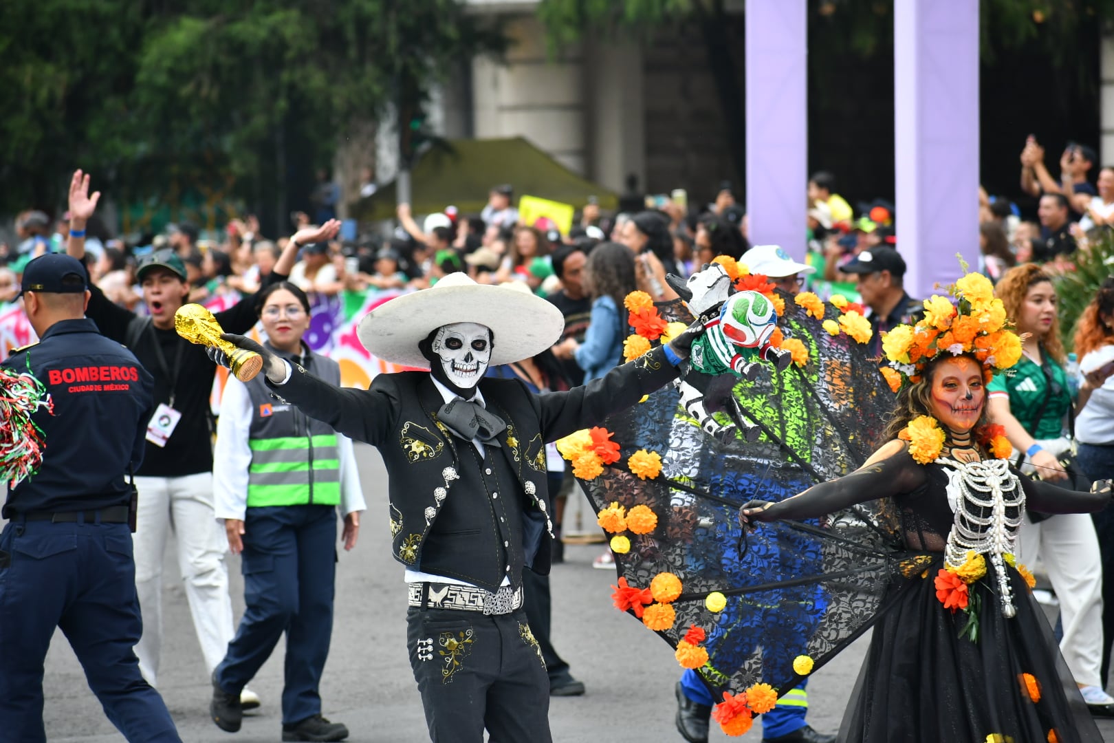 mjwapr2dv5a3roaxx47u363f5a Así se vivió el Desfile Mundialista en Paseo de la Reforma, CDMX