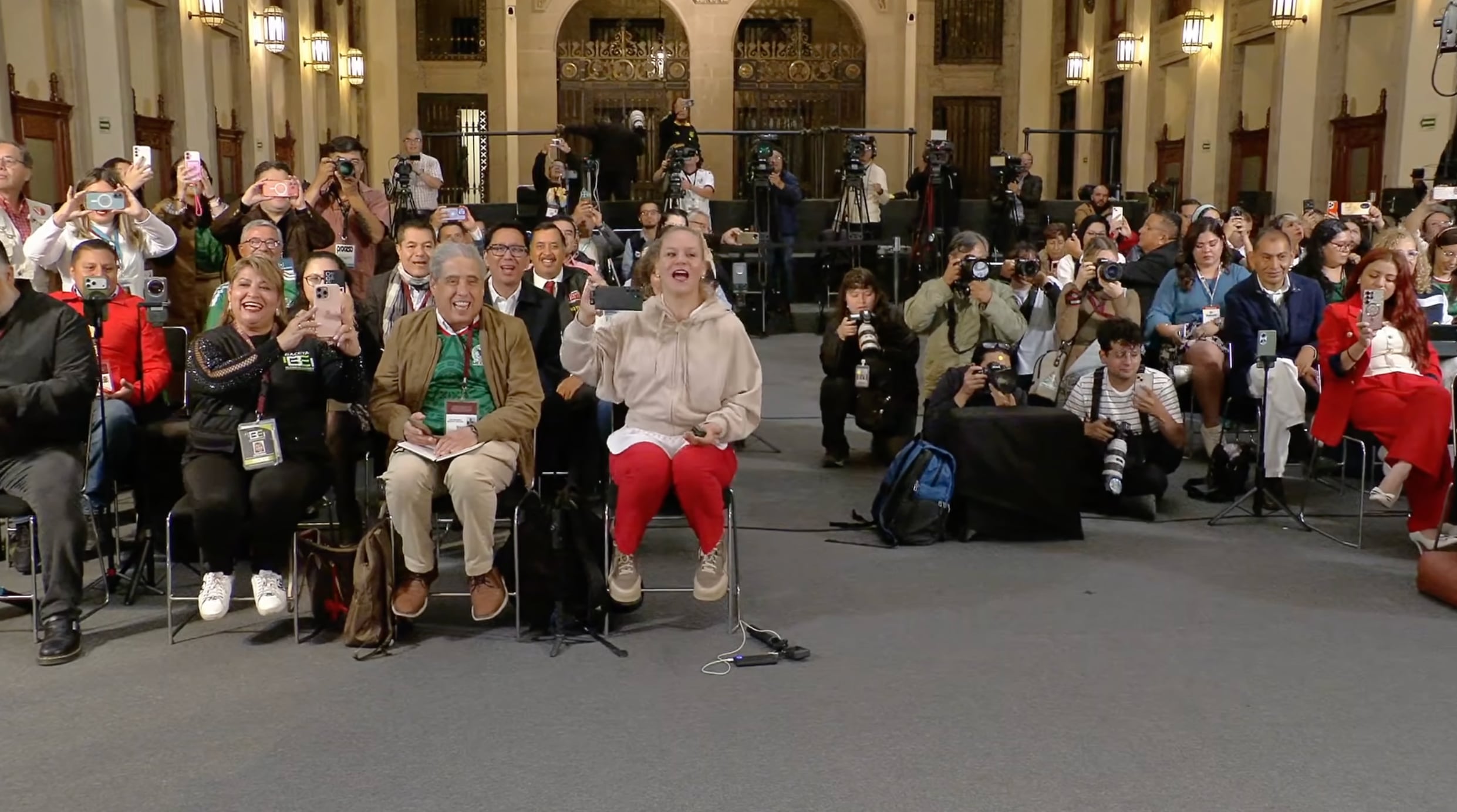 En Palacio Nacional cantan “Las Mañanitas” a Claudia Sheinbaum por su cumpleaños