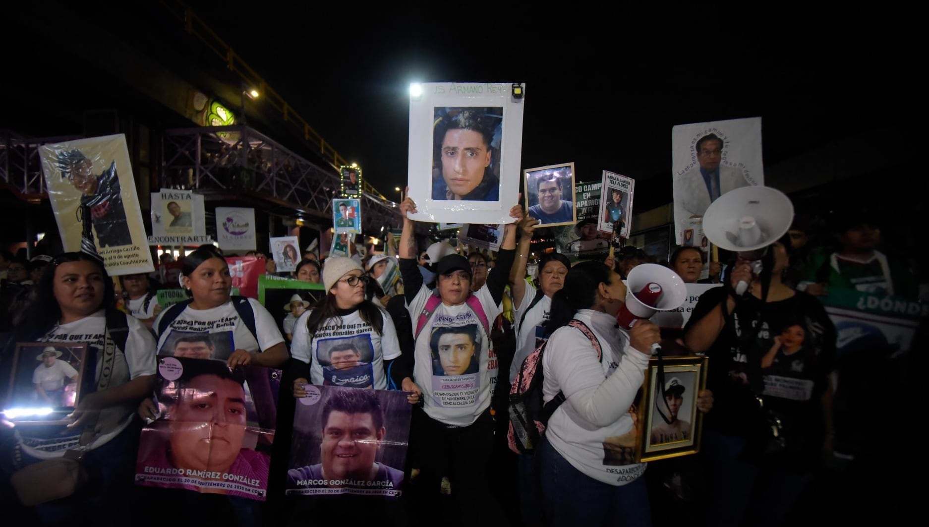Madres buscadoras avanzan al Estadio Banorte en protesta por desaparecidos