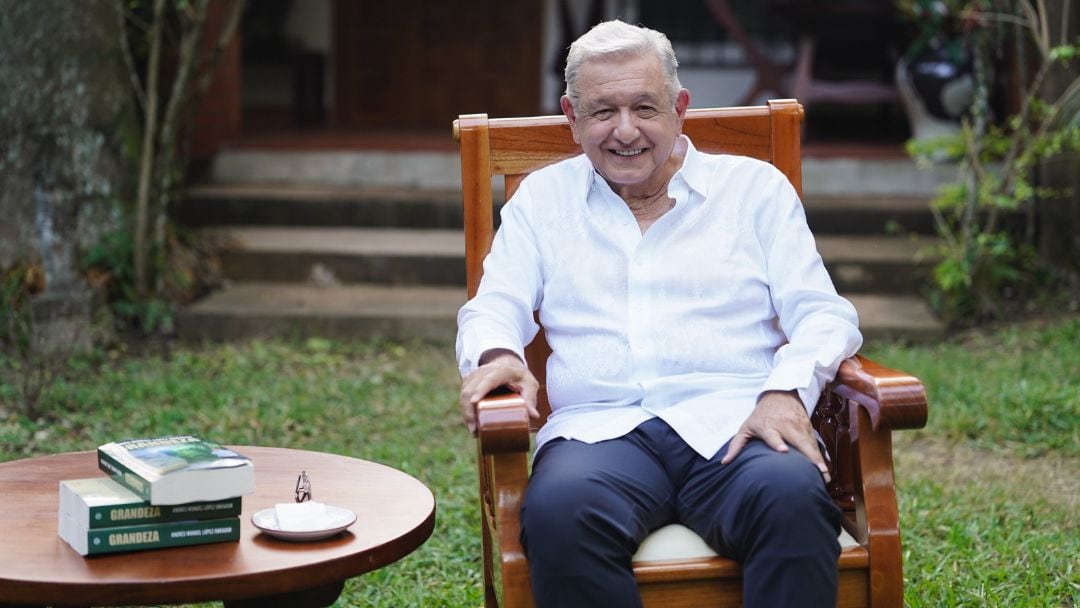 r5bfwkm4rvgabcnsgbcyiwy5j4 AMLO reaparece para presentar “Grandeza”, su nuevo libro
