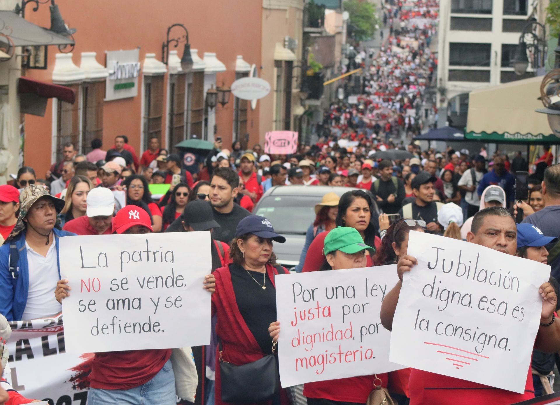 CNTE protesta en Cuernavaca e intenta derribar puertas del Palacio de Gobierno