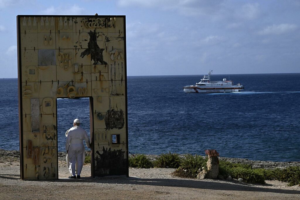 Papa León XIV en Lampedusa: los migrantes muertos también son víctimas de "decisiones omitidas" - 5b0208a77fbac8f1dbfa76553e1b0db102ae5a8ew-1024x683