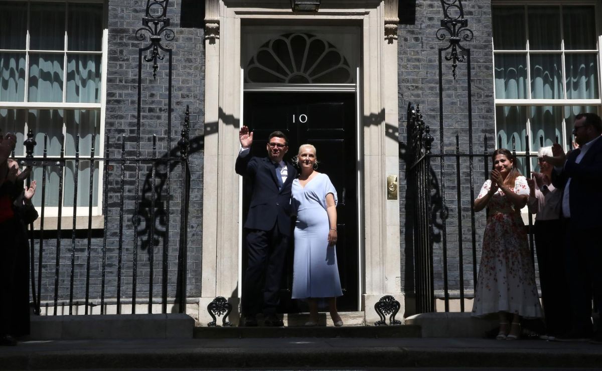 andy-burnham-y-su-esposa-en-el-10-de-downing-street Andy Burnham asume como nuevo primer ministro de Reino Unido - andy-burnham-y-su-esposa-en-el-10-de-downing-street