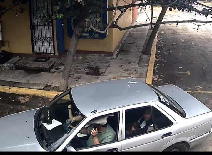 Auto que ejercía vigilancia a la casa de la periodista Jaqueline Robles.