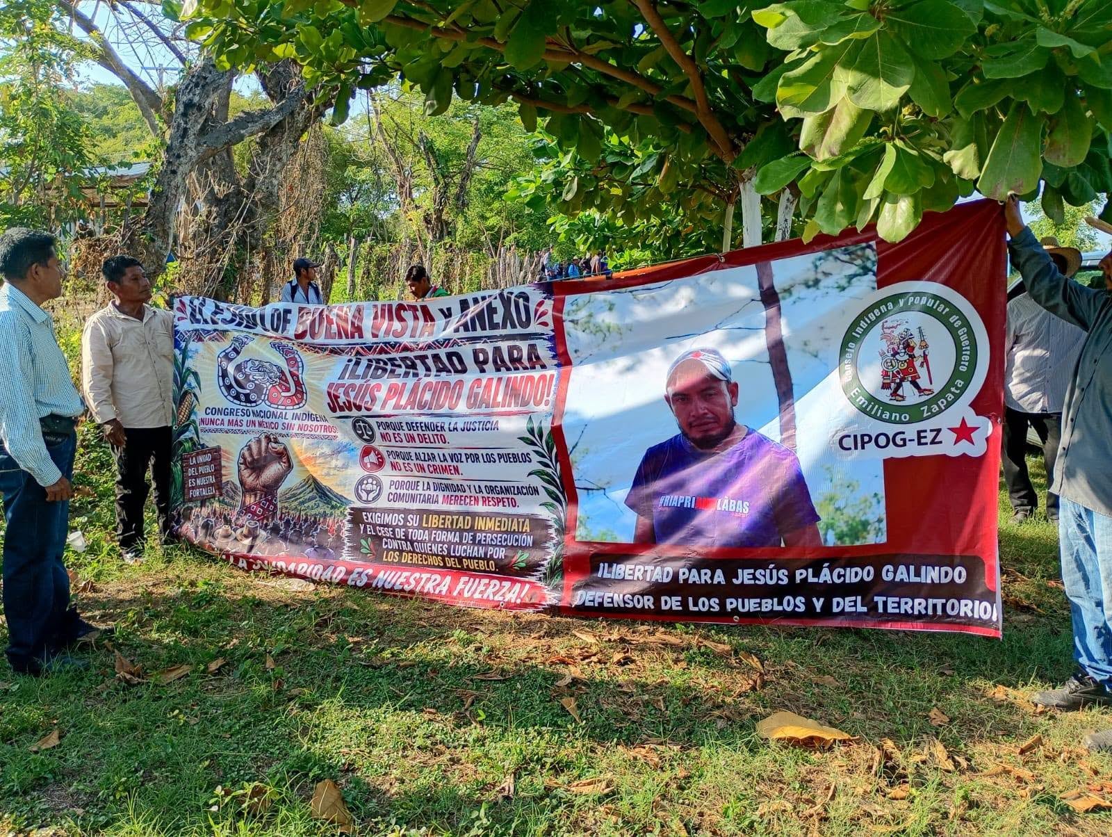 Bloquean Acapulco-Pinotepa Nacional exigiendo la liberación de Jesús Plácido Galindo.