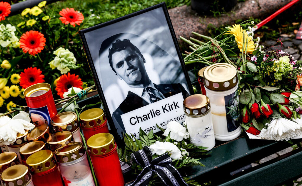 Fiscalía reconstruye con videos el asesinato de Charlie Kirk; ¿qué encontró y hacia dónde va el caso? - flores-y-veladoras-en-recuerdo-de-charlie-kirk-1024x631