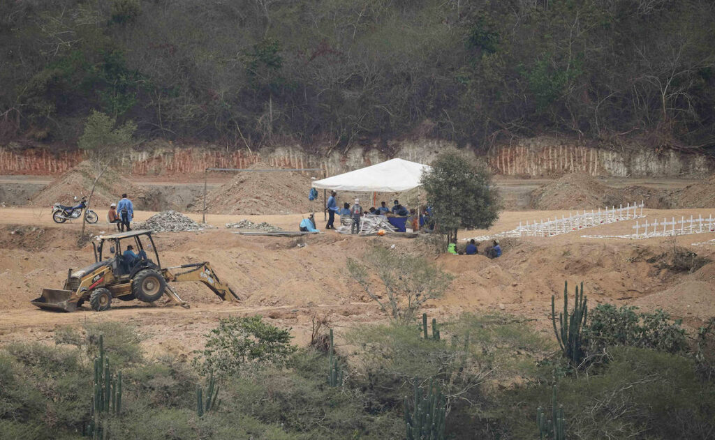 Fosas, cruces blancas y cadáveres sin nombre: la tragedia crece en La Guaira, Venezuela - fosas-cruces-blancas-y-cadaveres-sin-nombre-2-1024x631