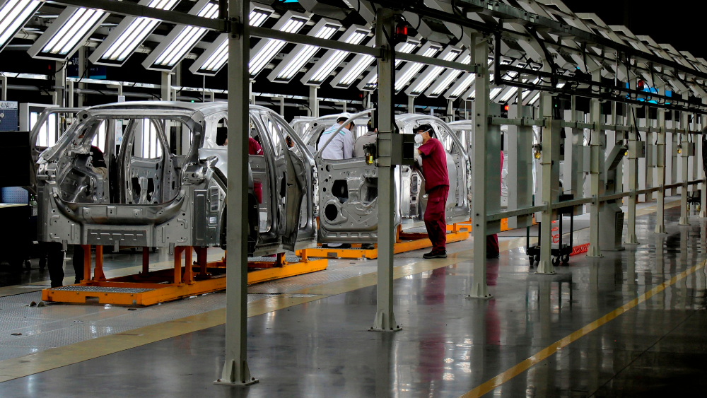 Trump presume de política arancelaria para atraer industria automotriz de Canadá y México - industria-automotriz-autos-planta
