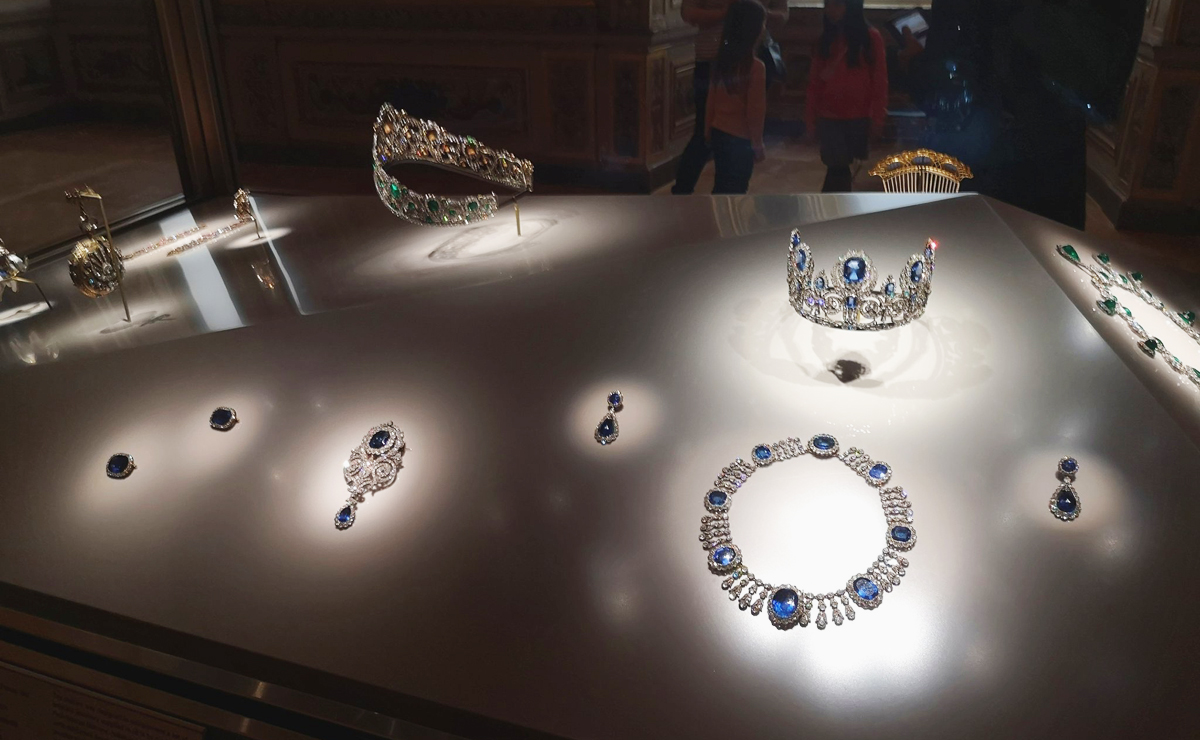 Museo del Louvre anuncia reapertura de la sala del robo de octubre 2025 - joyas-de-la-corona-francesa-exhibidas-en-el-museo-del-louvre