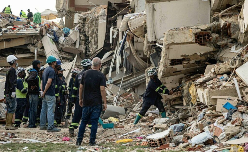Crematorios y morgues de Venezuela funcionan 24 horas al día después de los terremotos - labores-de-busqueda-y-rescate-de-victimas-de-sismos-en-venezuela-1024x631