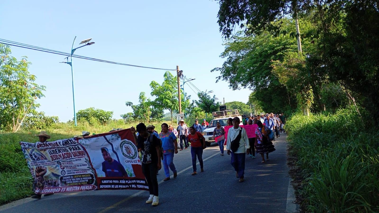 ojvgvak7i5hbpa5kean54pnjgi Bloquean Acapulco-Pinotepa Nacional exigiendo la liberación de Jesús Plácido Galindo.
