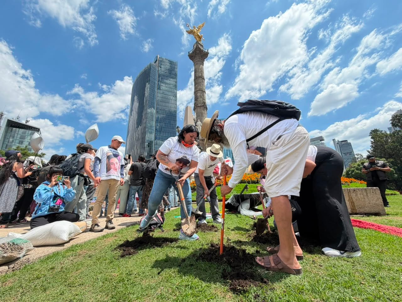 Antimonumento en el Ángel de la Independencia por los desaparecidos.