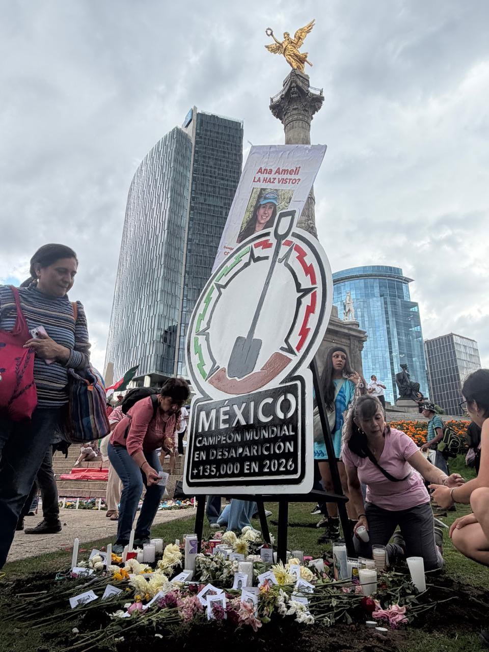 Antimonumento en el Ángel de la Independencia por los desaparecidos.