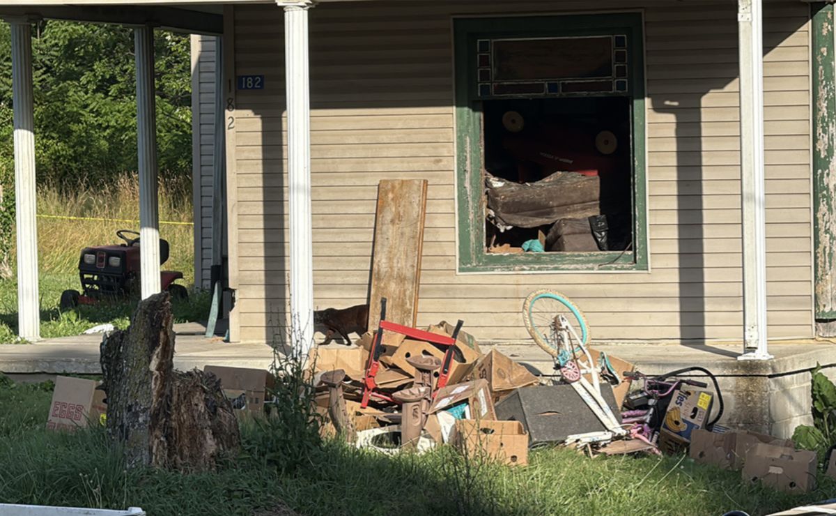 Rescatan a 16 niños que vivían confinados en una habitación en Ohio - pertenencias-halladas-en-casa-donde-tenian-confinados-a-16-ninos