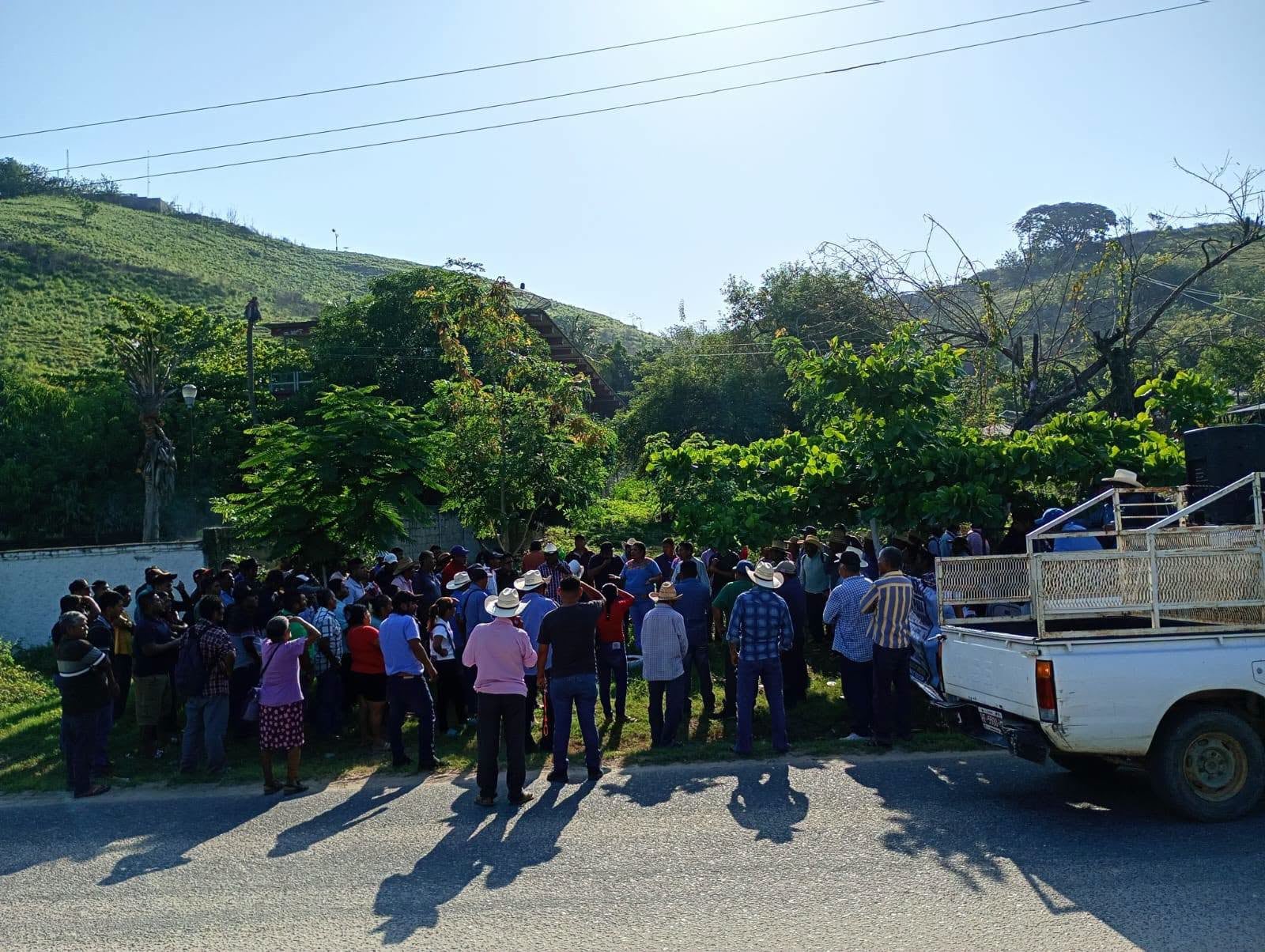 qx5fr4wemjdlnpaoiz7ljxoadm Bloquean Acapulco-Pinotepa Nacional exigiendo la liberación de Jesús Plácido Galindo.