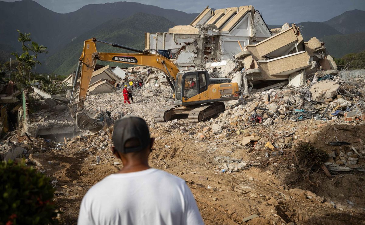 retiro-de-escombros-en-venezuela-1 Cifra de muertos en Venezuela por terremotos supera los 3 mil 500 - retiro-de-escombros-en-venezuela
