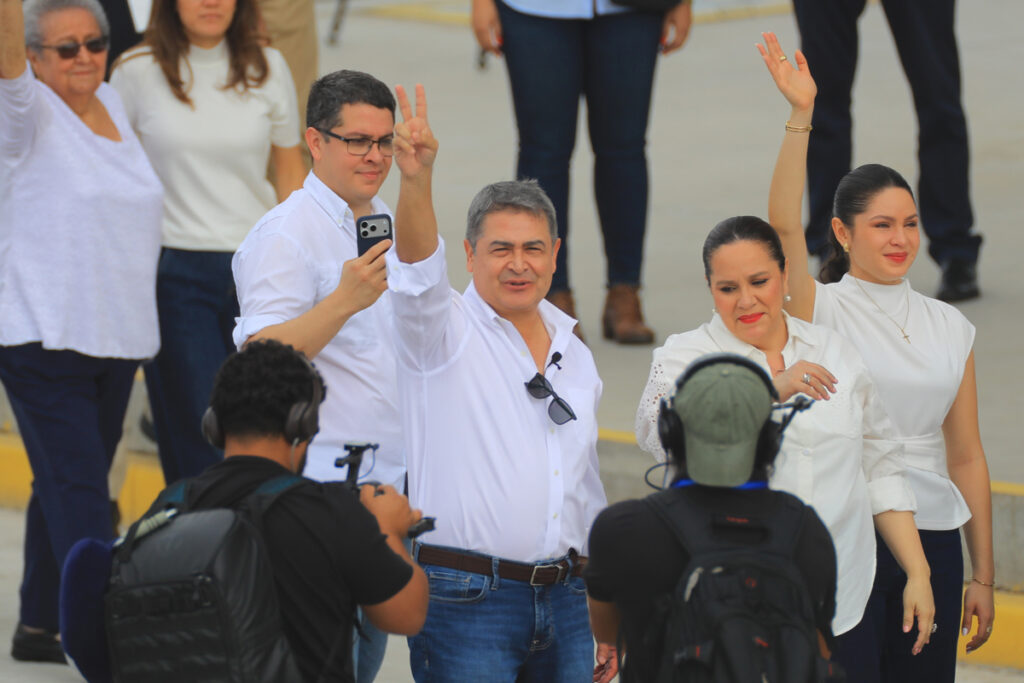 Tras indulto en EE.UU., Juan Orlando Hernández vuelve a Honduras para enfrentar la Justicia - tras-indulto-en-eeuu-juan-orlando-hernandez-vuelve-a-honduras-para-enfrentar-la-justicia-2-1024x683