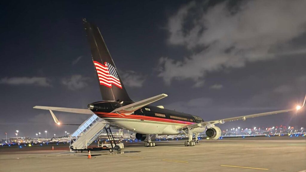 Trump celebra que el aeropuerto de Palm Beach ahora lleva su nombre - trump-celebra-que-el-aeropuerto-de-palm-beach-ahora-lleva-su-nombre-1-1024x576